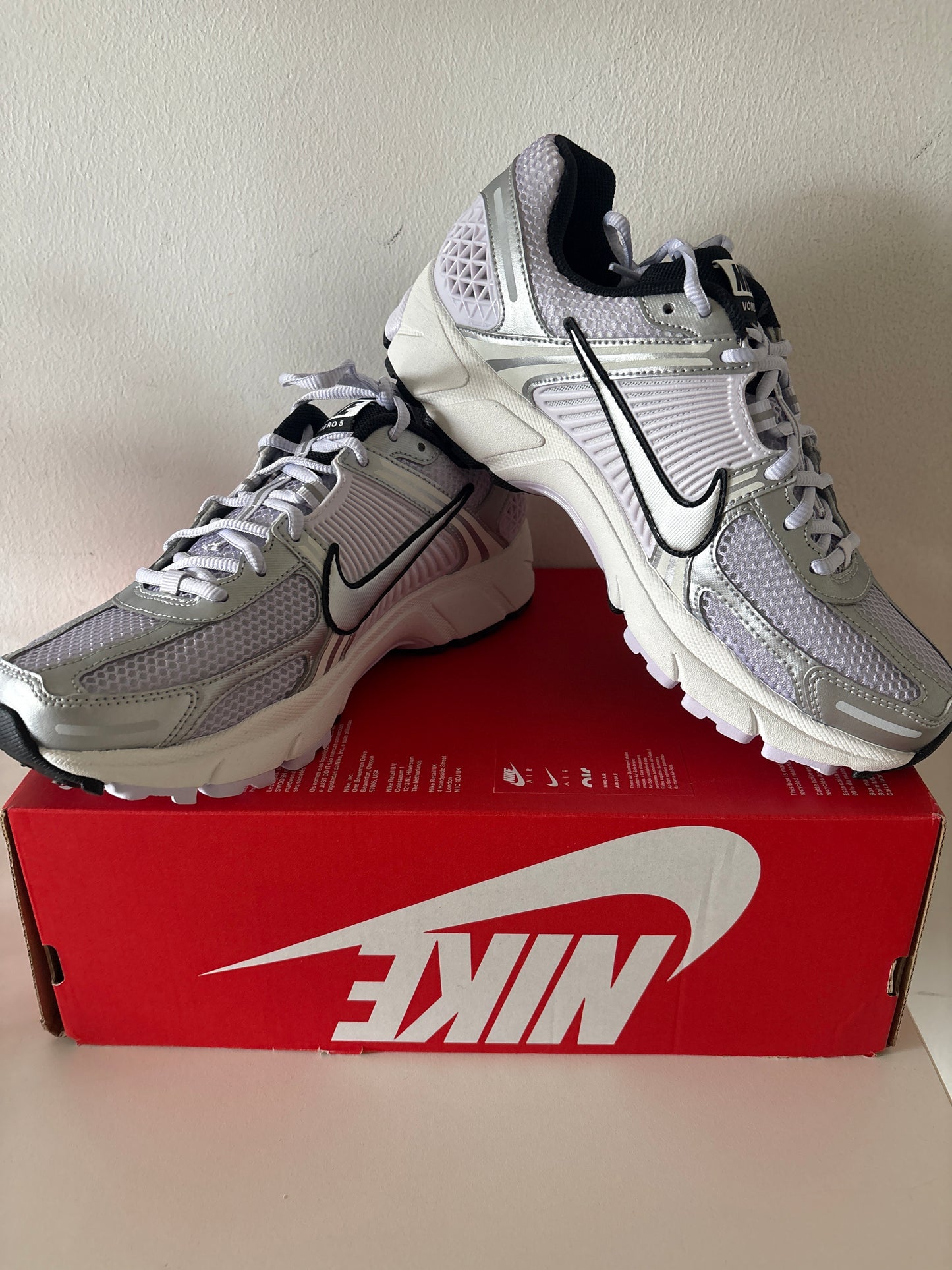 Nike Zoom Vomero 5 in Flieder/silber, Größe 42