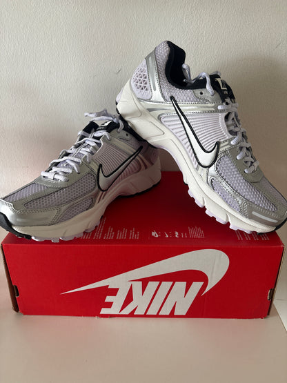Nike Zoom Vomero 5 in Flieder/silber, Größe 42