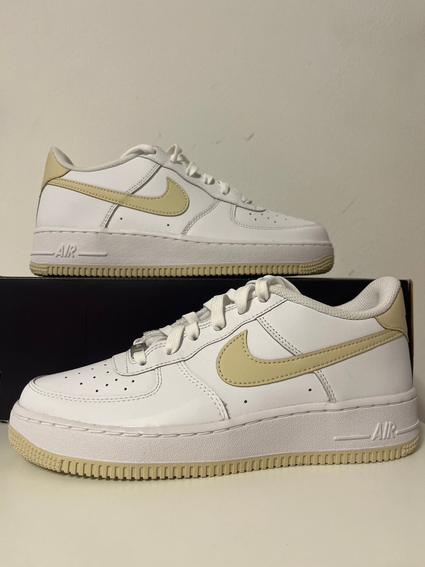 Nike Air Force 1 '07 in weiß/beige, Größe 39