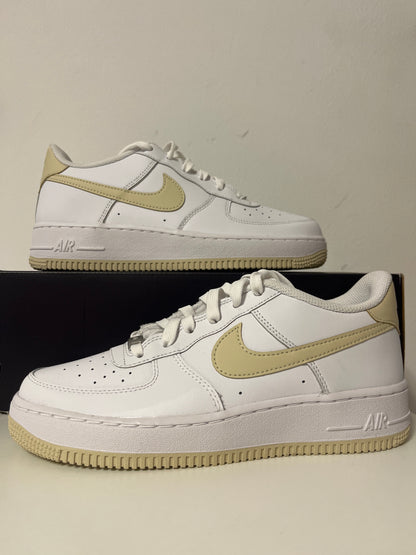 Nike Air Force 1 '07 in weiß/beige, Größe 39