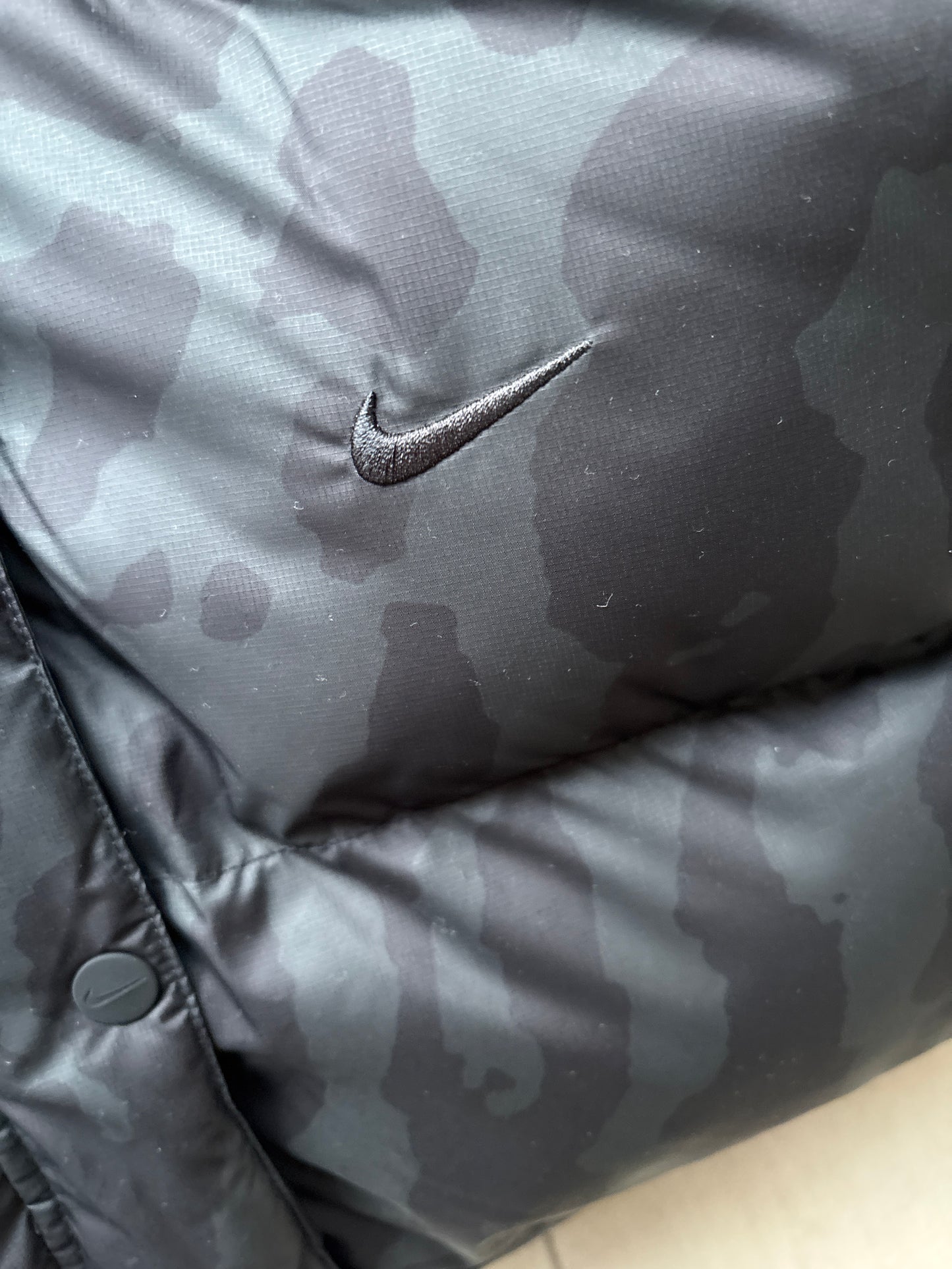 Nike Frauen Winterjacke in schwarz/Muster, Größe wählbar