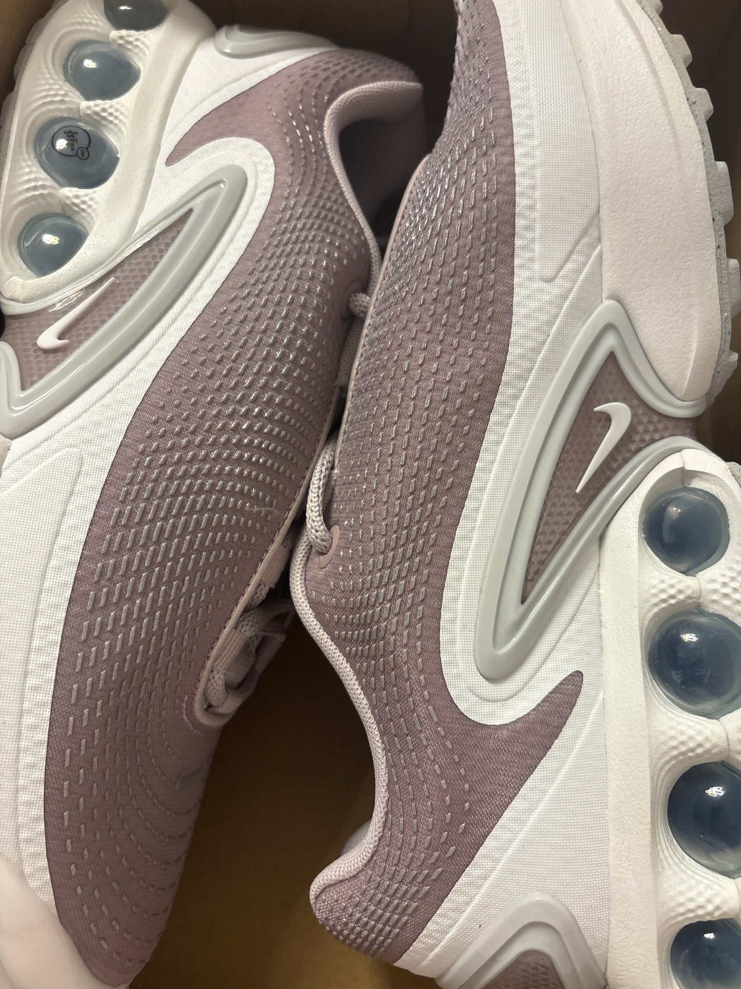 Nike Air Max DN in Brombeere/weiss , Gr. Wählbar