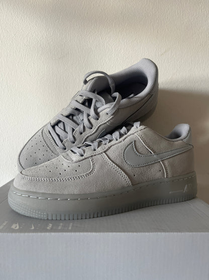 Nike Air Force 1 Grautöne mit Wildleder, Größe 38