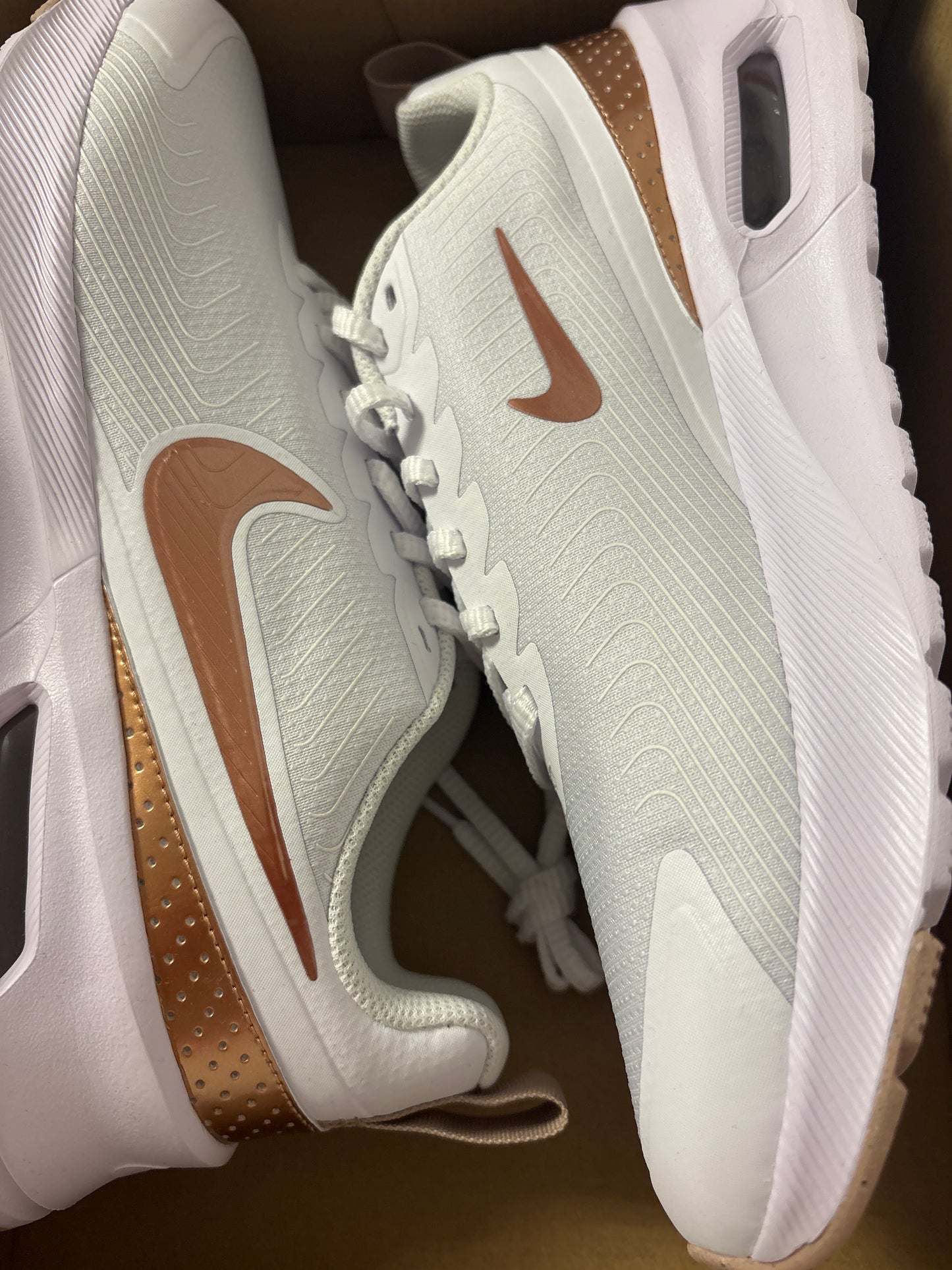 Nike Air Max Nuaxis, Bronze/weiss, Größe 42,5