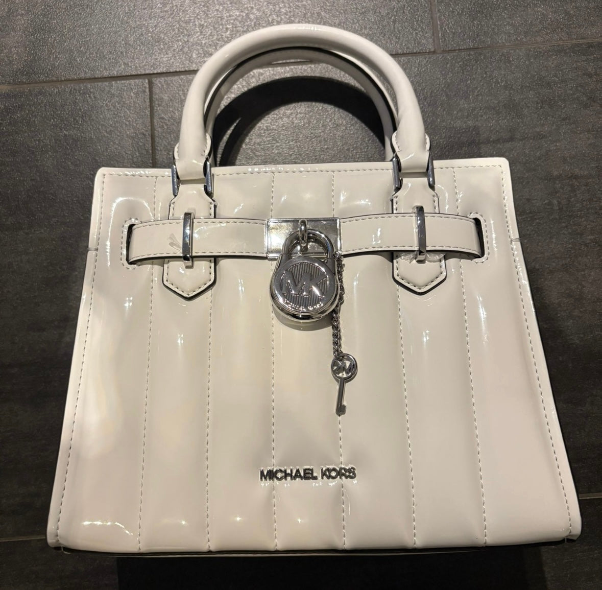 Michael Kors Hamilton Tasche klein in weiss glänzend