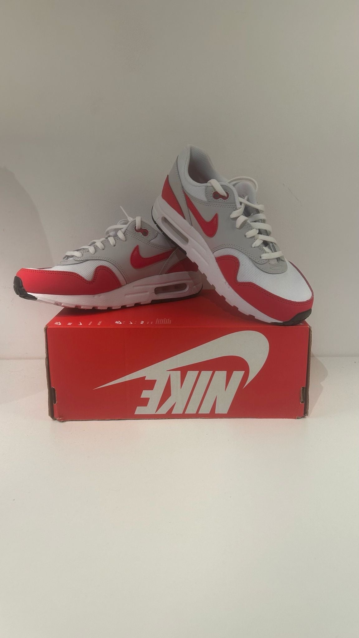 Nike Air Max 1 weiss/rot, Grösse 38,5