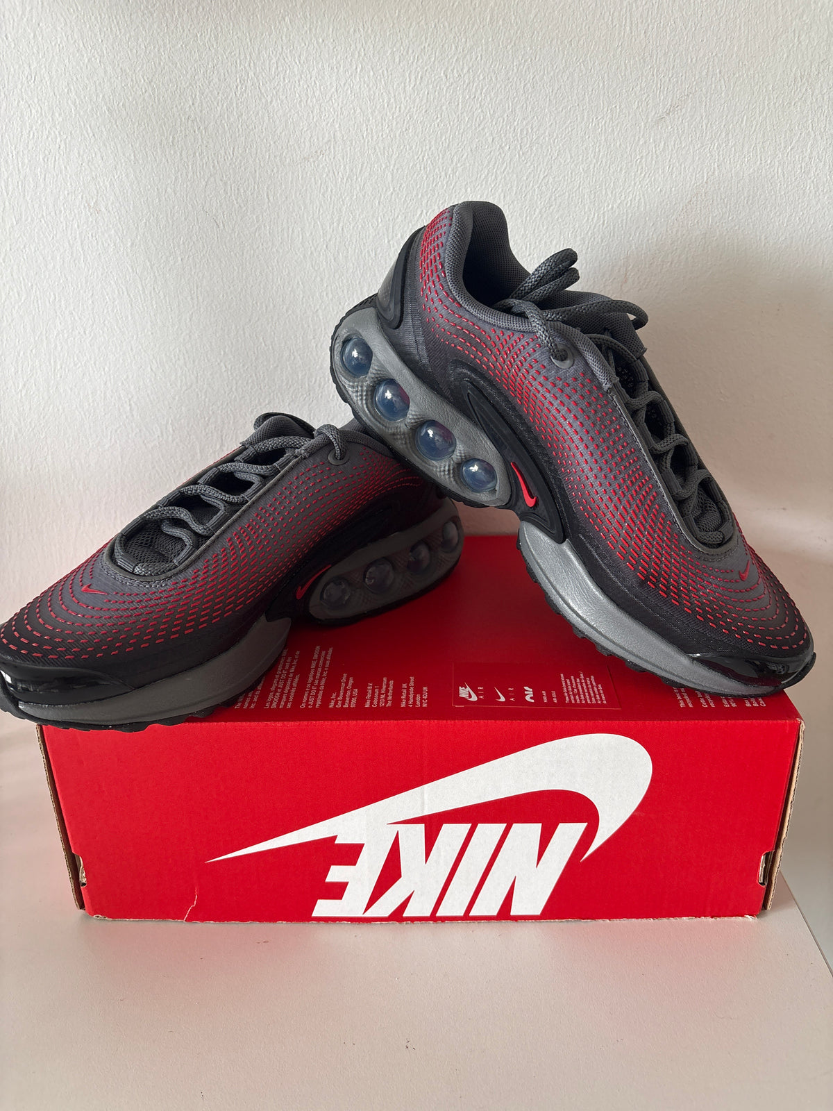 Nike Air Max DN in schwarz/rot/grau, rote Akzente Größe 38,5