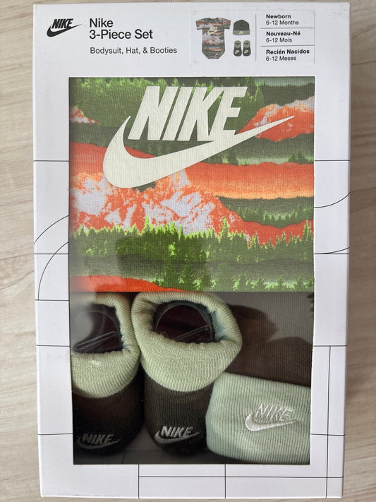 Nike 3er Set für Neugeborene, Größe 6-12 Monate in grün mit Muster