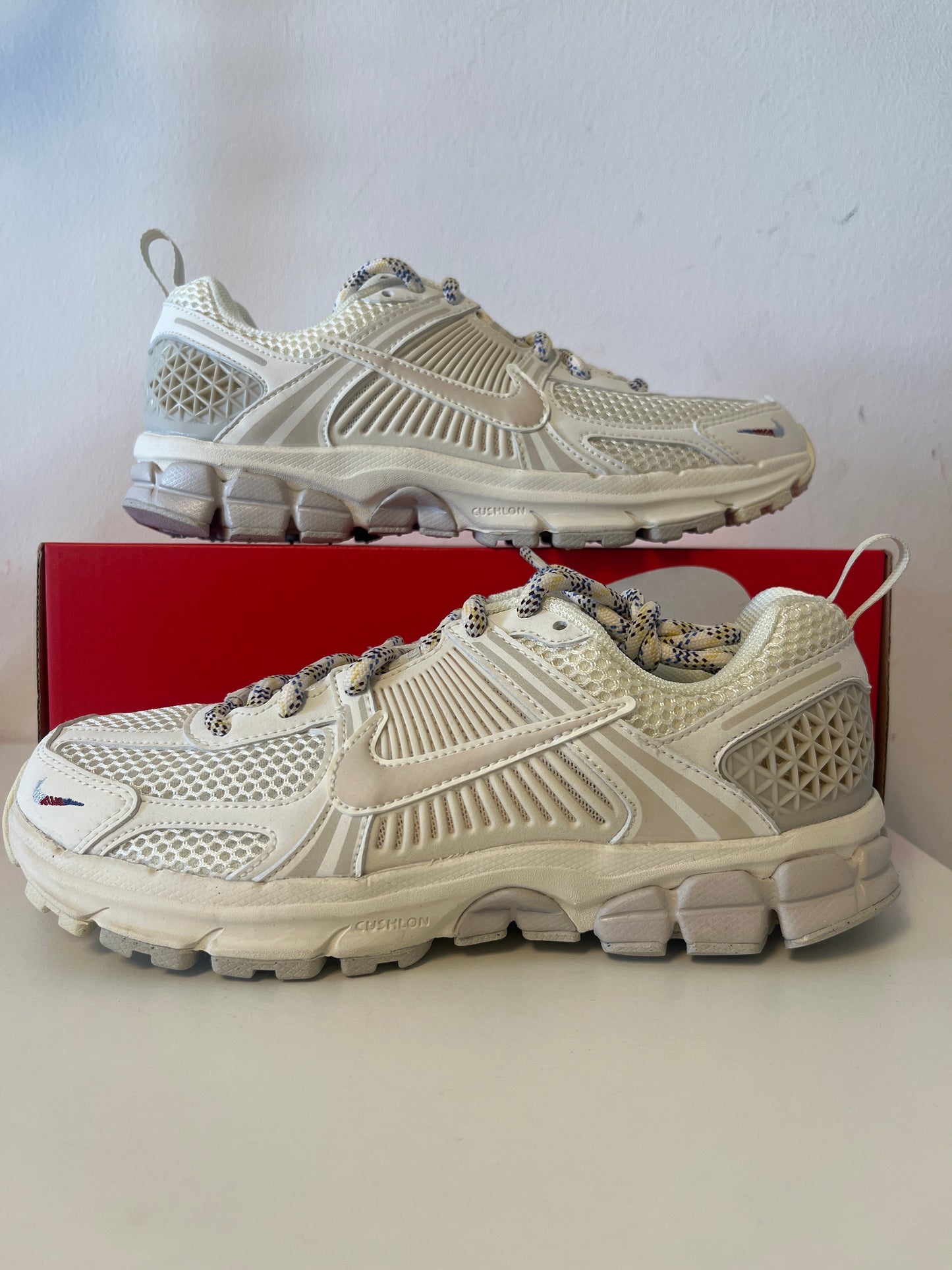 Nike Zoom Vomero 5 in creme/beige mit bunten Schnürsenkel, Größe 38