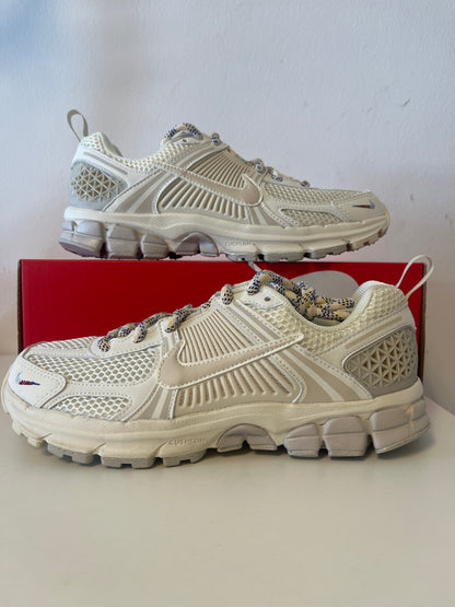 Nike Zoom Vomero 5 in creme/beige mit bunten Schnürsenkel, Größe 38