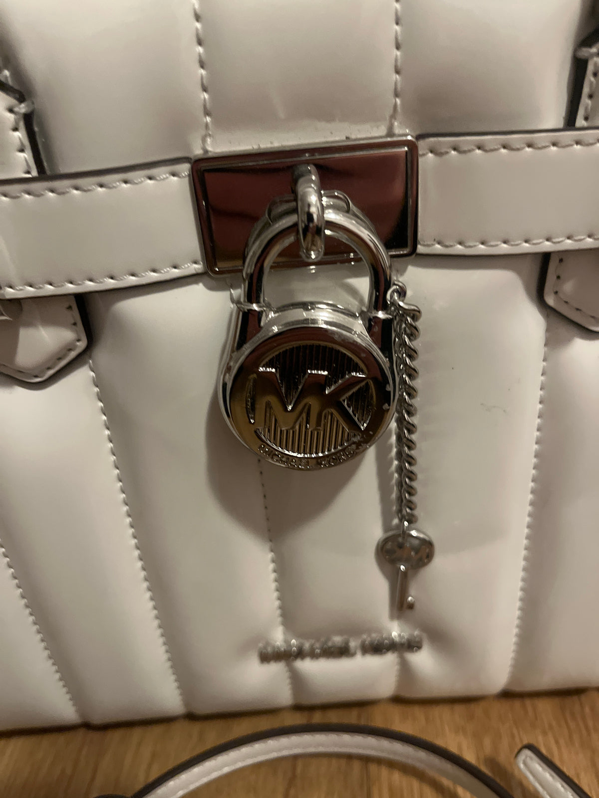 Michael Kors Hamilton Tasche klein in weiss glänzend