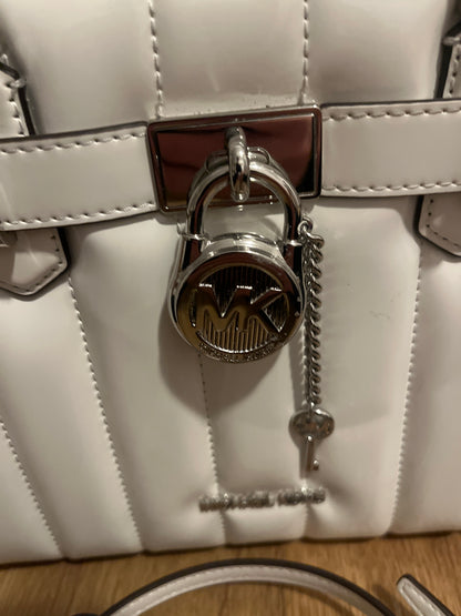 Michael Kors Hamilton Tasche klein in weiss glänzend