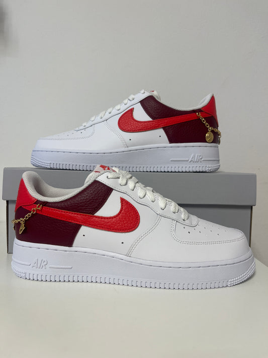 Nike Air Force 1 ´07 in weiß/weinrot/rot, mit goldener Kette, Größe wählbar