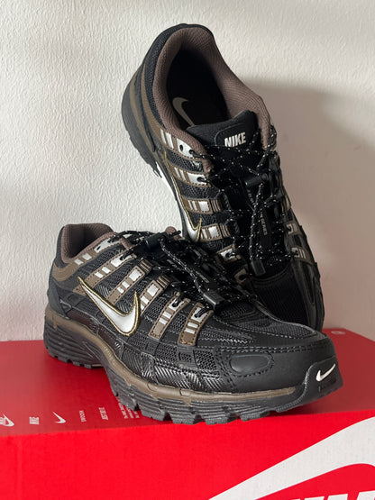 Nike P 6000 in schwarz/dunkelgrün/silber, Größe 38,5