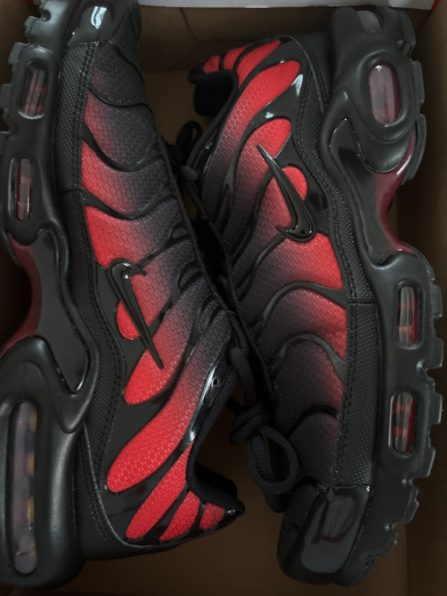 Nike Air Max Plus TN in schwarz/rot, Gr. 44,5