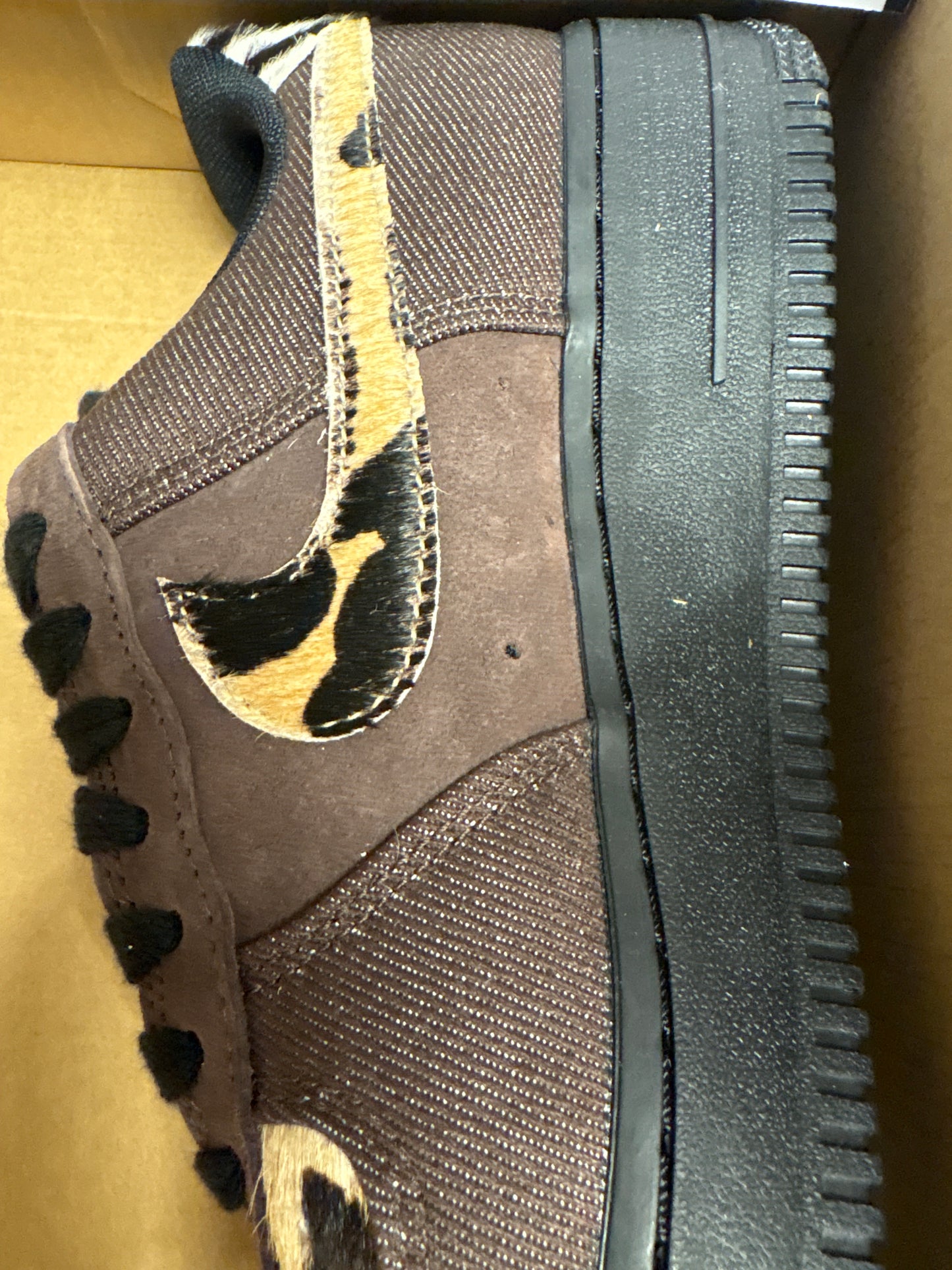 Nike Air Force 1 schwarz/braun/Leo Muster, Gr. 42