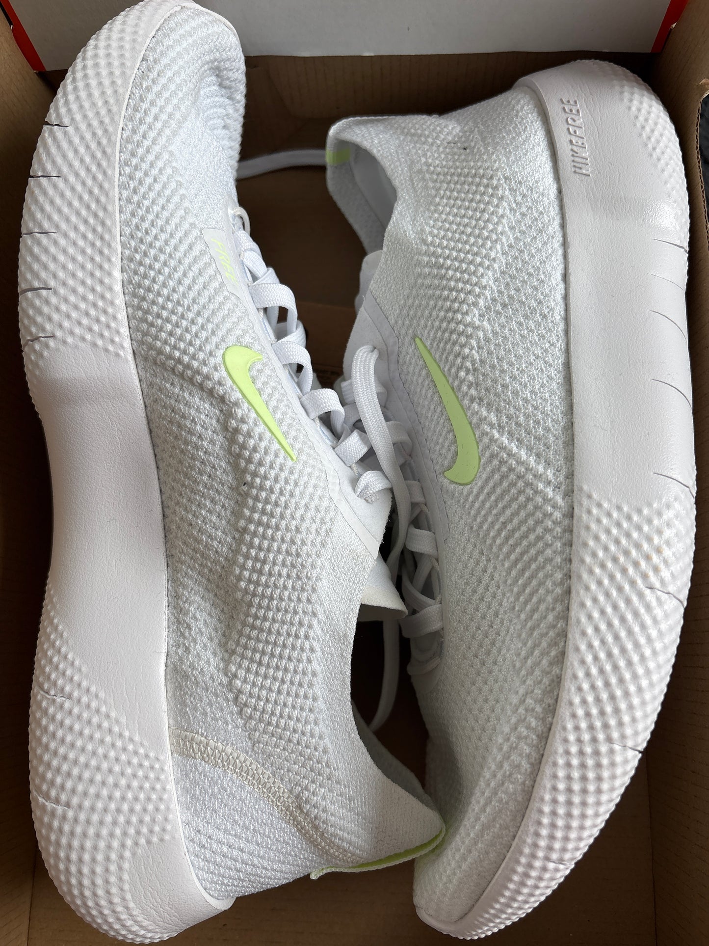 Nike Free 2025 in weiss/neon, Gr. 44
