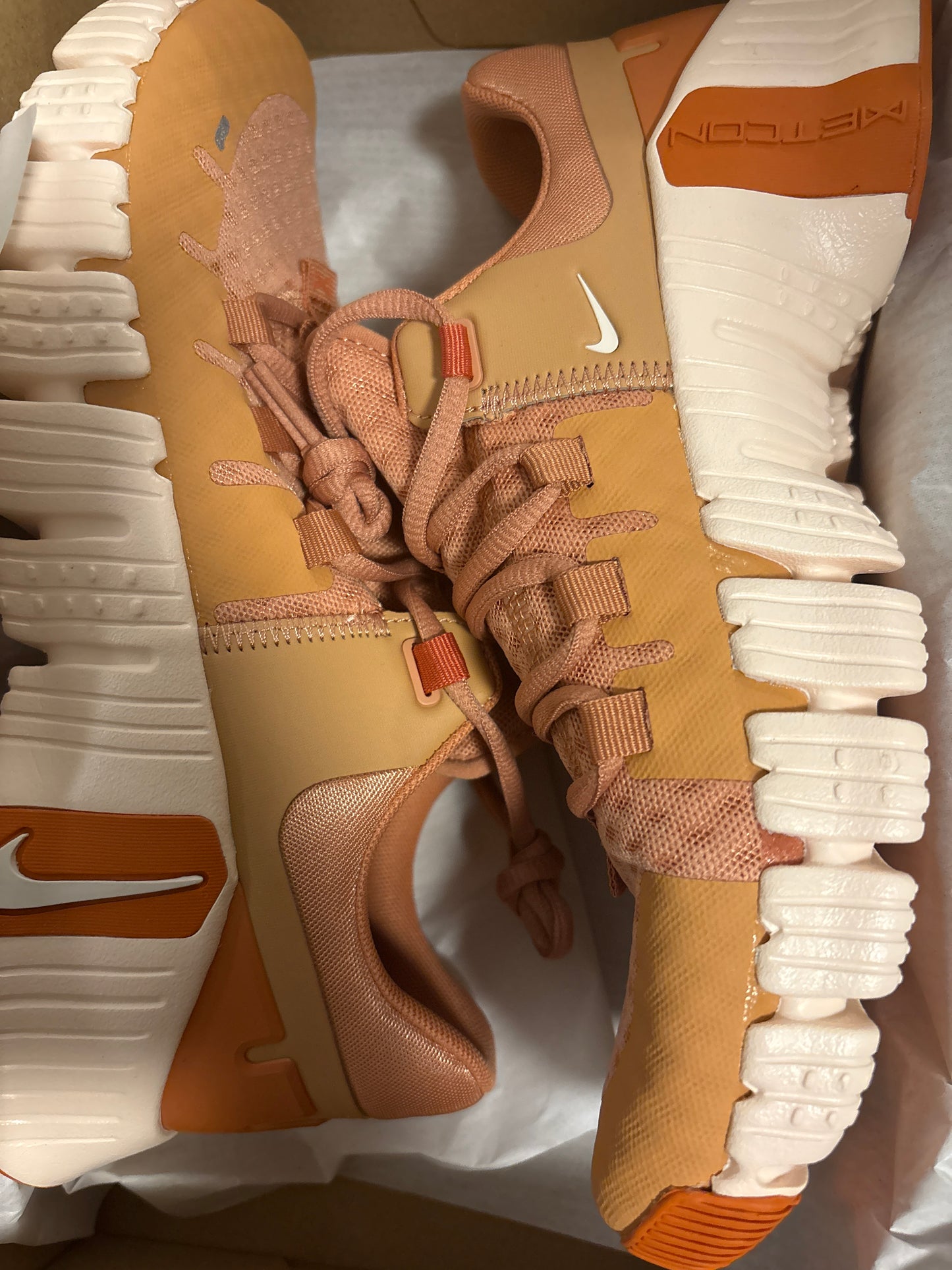Nike Free Metcon 5, Größe 41 in weiss/orangebraun
