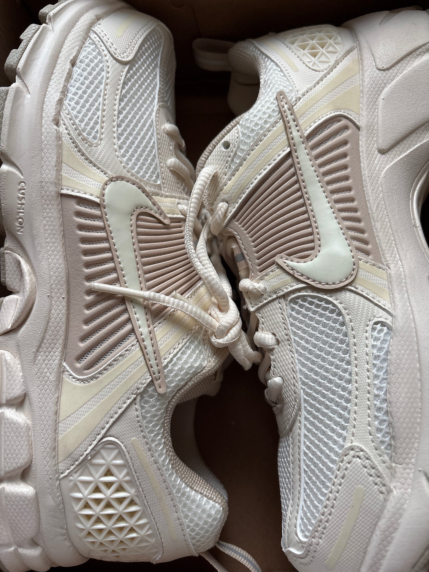 Nike Zoom Vomero 5 in creme/beige/weiss, Größe 39
