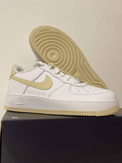Nike Air Force 1 '07 in weiß/beige, Größe 39