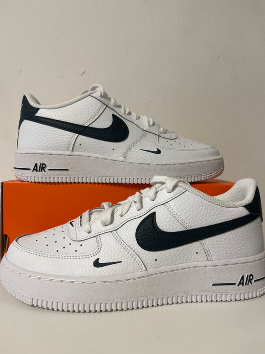 Nike Air Force 1 in weiß/dunkelblau, Größe 39
