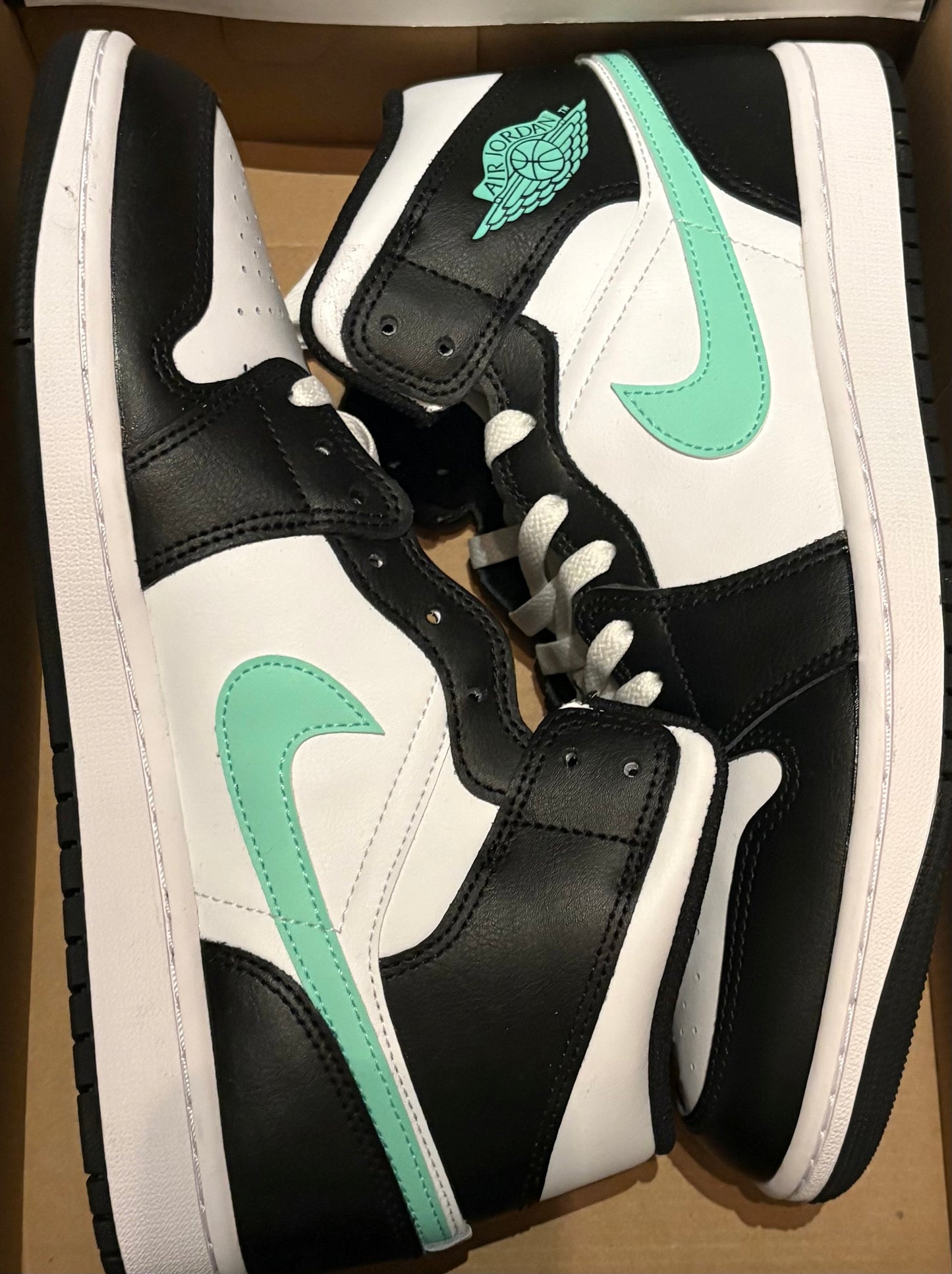 Air Jordan 1 MID, schwarz/weiss/mint in Größe 51,5