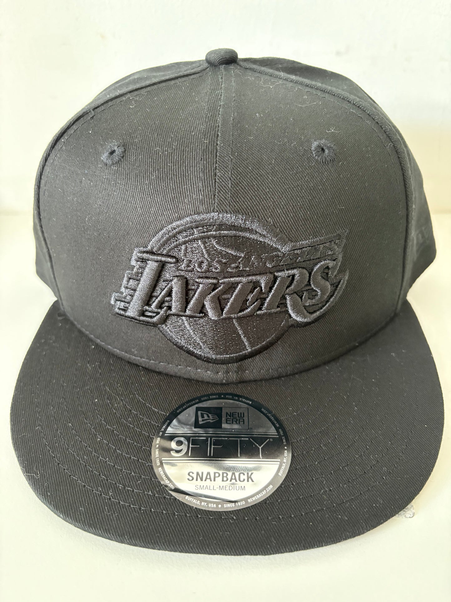 New Era Snapback Cap Los Angeles Lakers in komplett schwarz, Größe wählbar