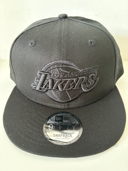 New Era Snapback Cap Los Angeles Lakers in komplett schwarz, Größe wählbar