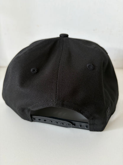 New Era Snapback Cap Los Angeles Lakers in komplett schwarz, Größe wählbar