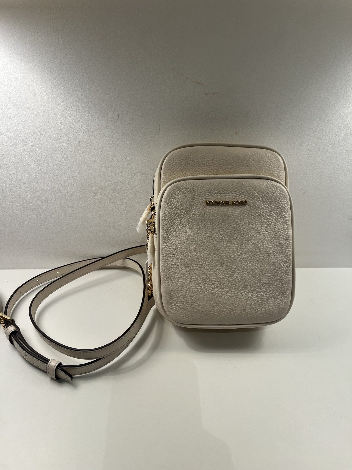 Michael Kors Handtasche Jet Set Travel in creme mit gekrispeltem Leder