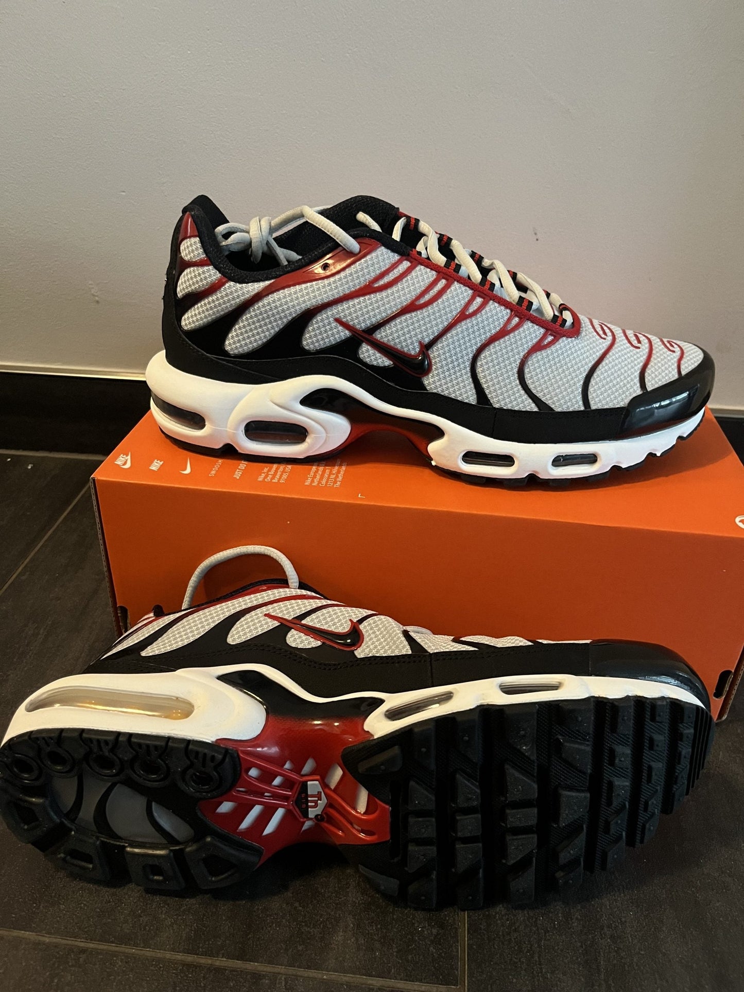 Nike Air Max Plus TN weiss/schwarz/rot, Gr. Wählbar