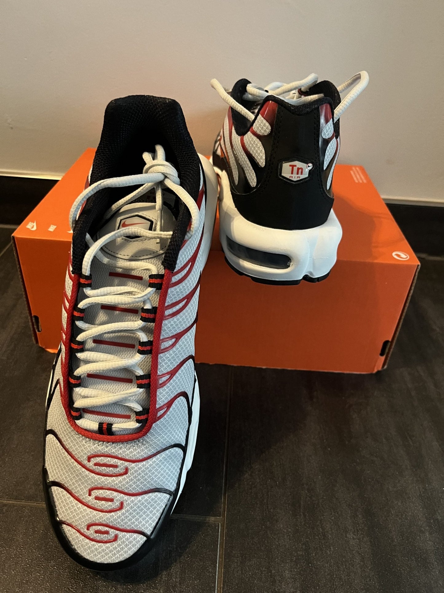 Nike Air Max Plus TN weiss/schwarz/rot, Gr. Wählbar