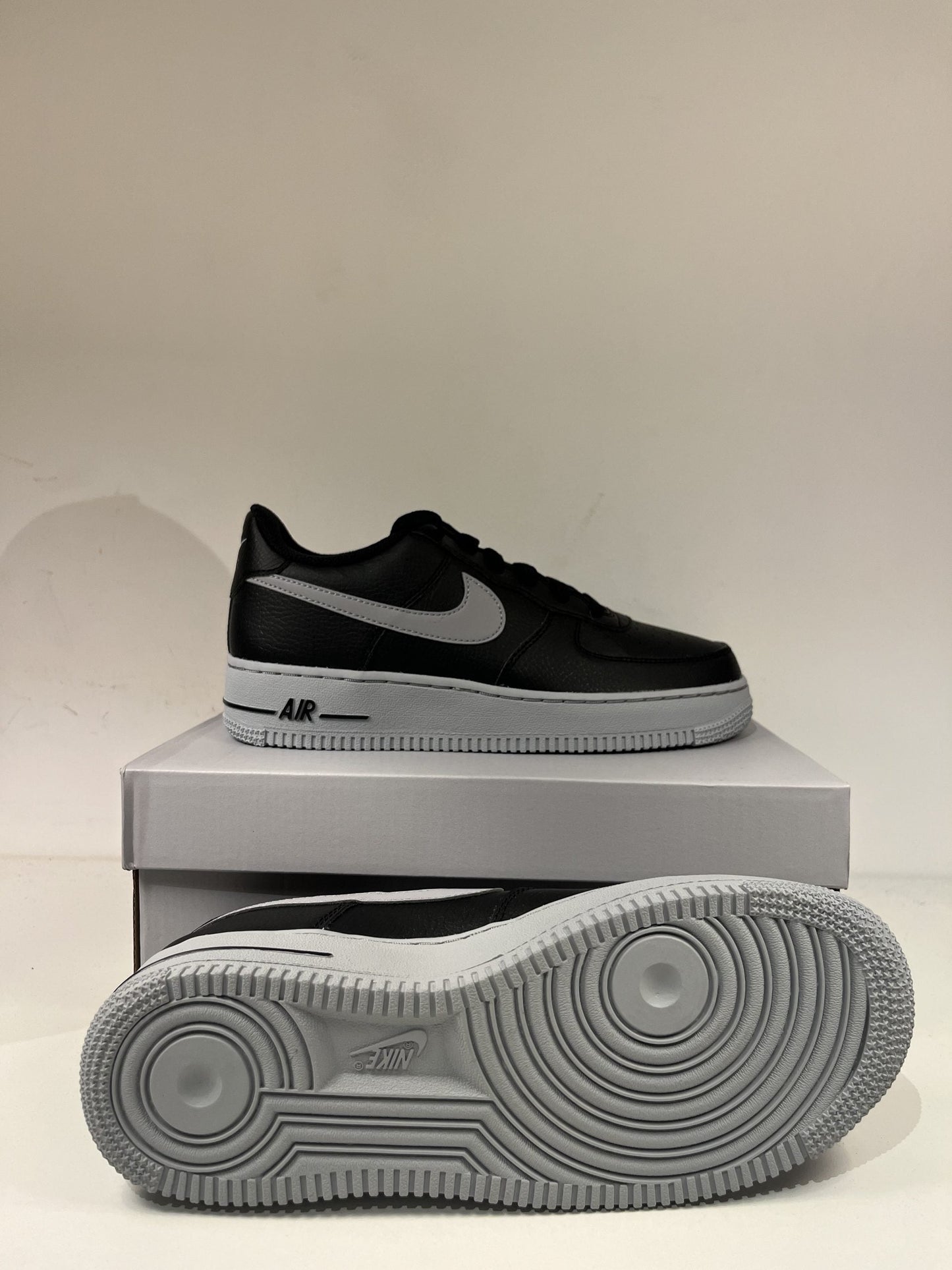 Nike Air Force 1 schwarz/grau, Größe 38,5