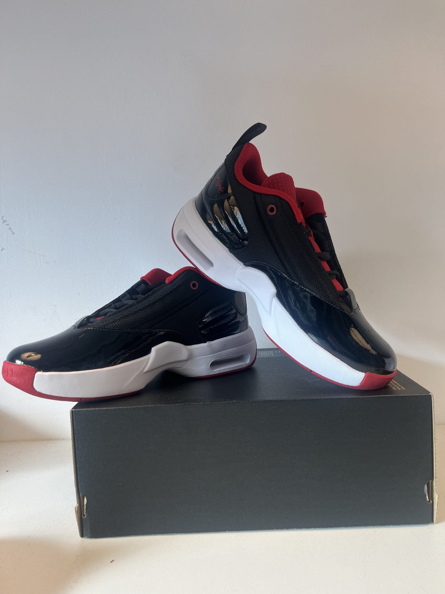 Jordan Max Aura 6 in schwarz/weiss/rot, Größe wählbar
