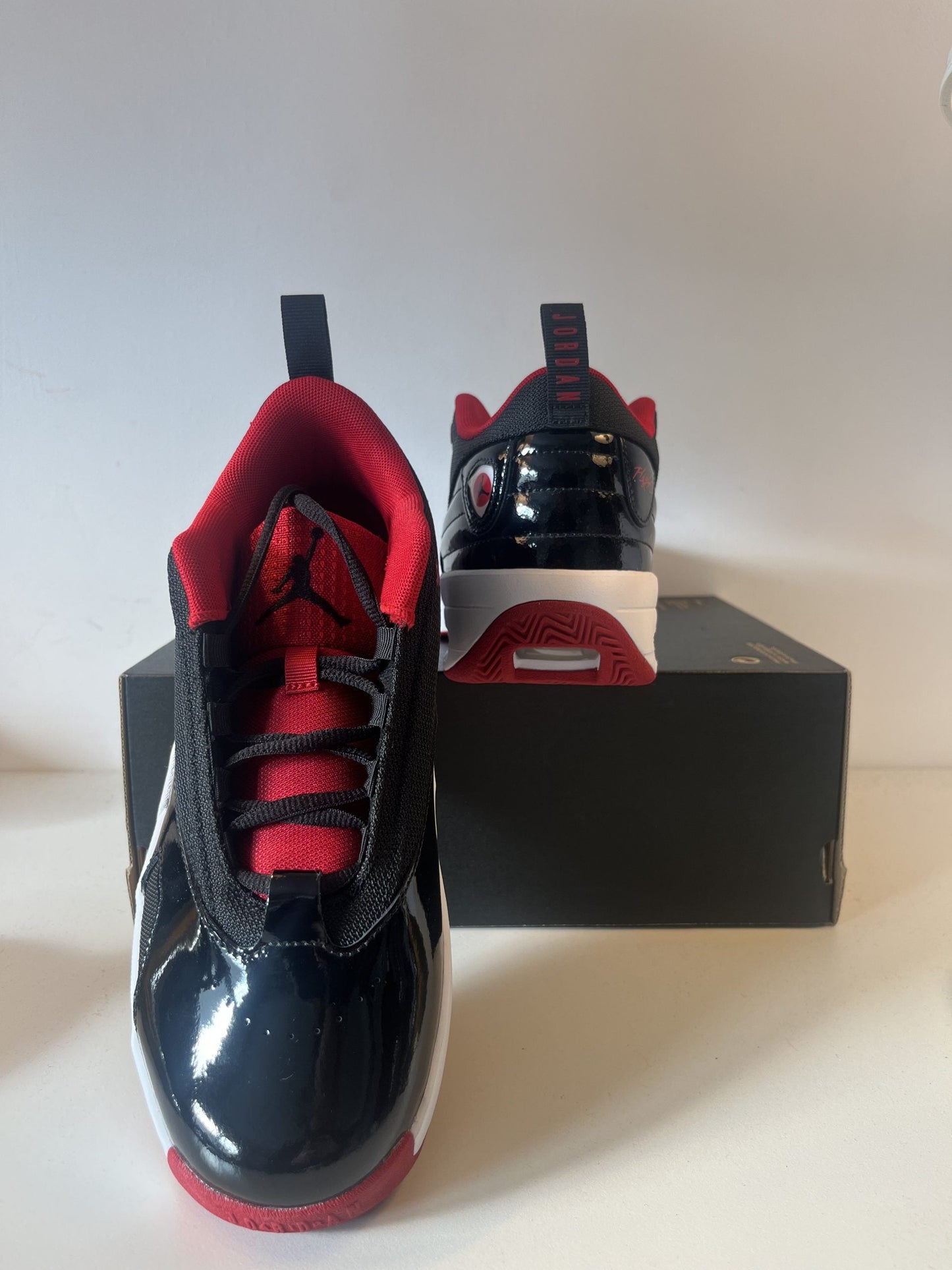 Jordan Max Aura 6 in schwarz/weiss/rot, Größe wählbar