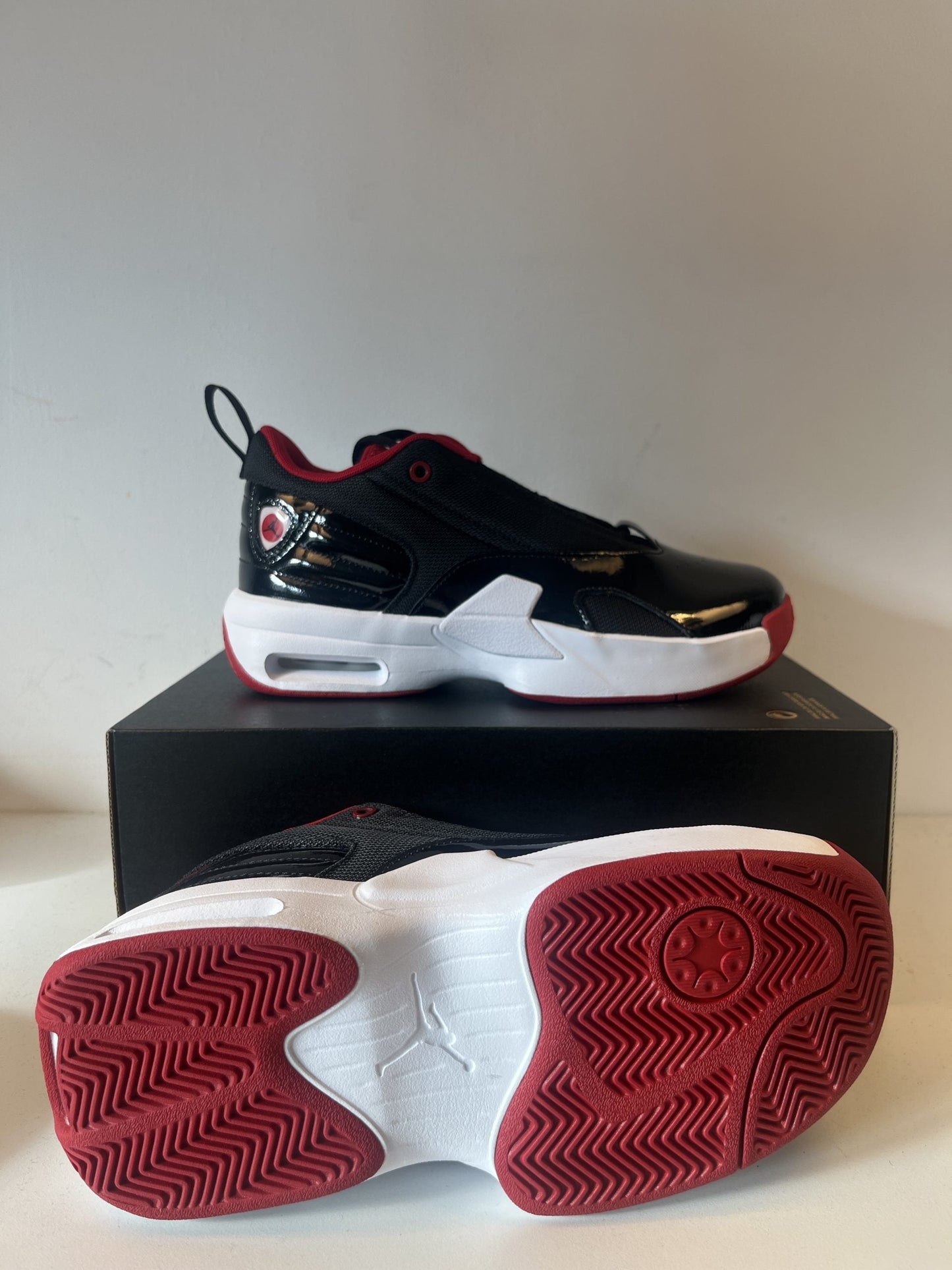 Jordan Max Aura 6 in schwarz/weiss/rot, Größe wählbar