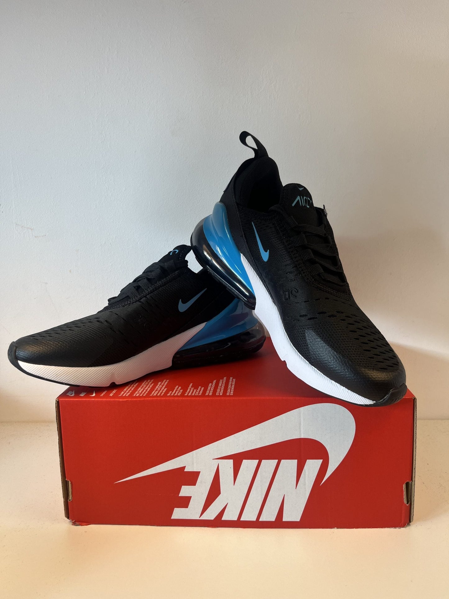 Nike Air Max 270 Größe 39 in schwarz/weiss/hellblau