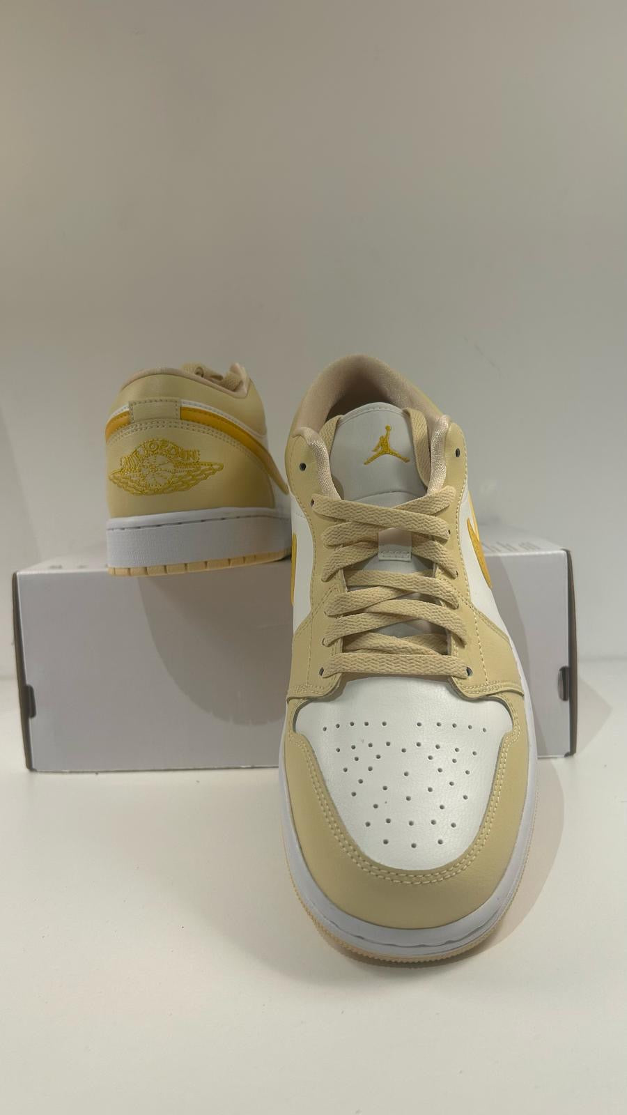 Nike Air Jordan 1 Low in weiss/creme/ockergelb, Größe wählbar