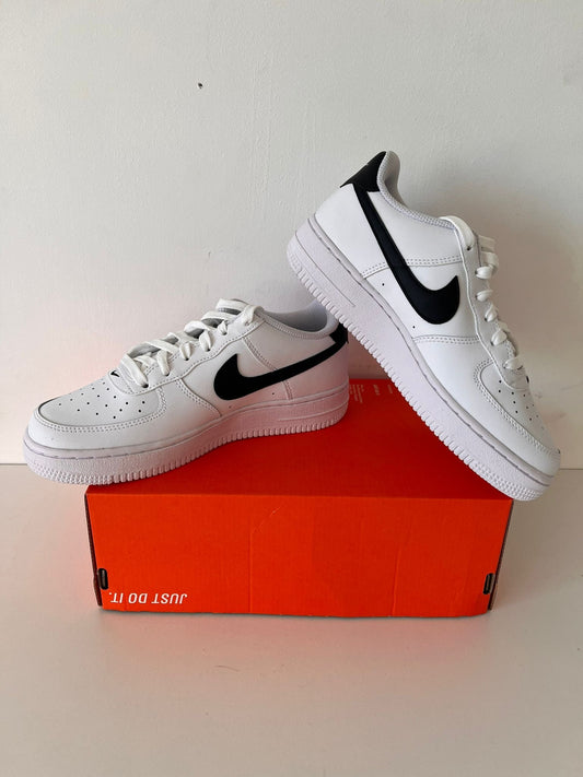 Nike Air Force 1 weiss mit schwarzem Logo, Größe 35,5